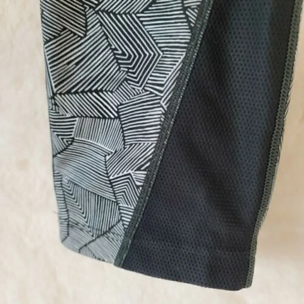 Nike Leggings Dri-Fit Capri Running Leggings Size Med Black and Gray Back Pocket